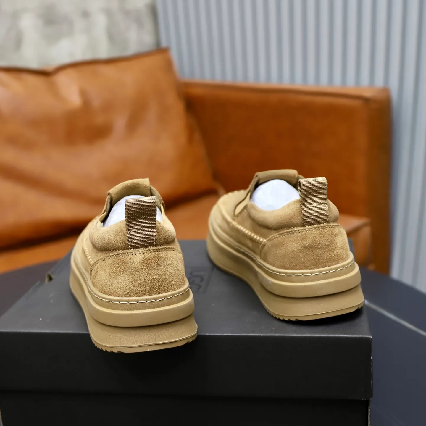 Ex-factory price: 600💰Thick wool imported from Australia Brand: UGG genuine purchase Size: 39-44 Grade: Official website 1:1 Material: First layer of genuine leather waterproof and antifreeze upper Real wool lining Original non-slip soft wear-resistant outsole Style category: Men's casual shoes Trendy style Comfortable on the feet Color: Official website color synchronization